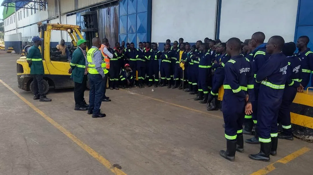 JCL site supervisor briefing a deployed workforce at a client warehouse